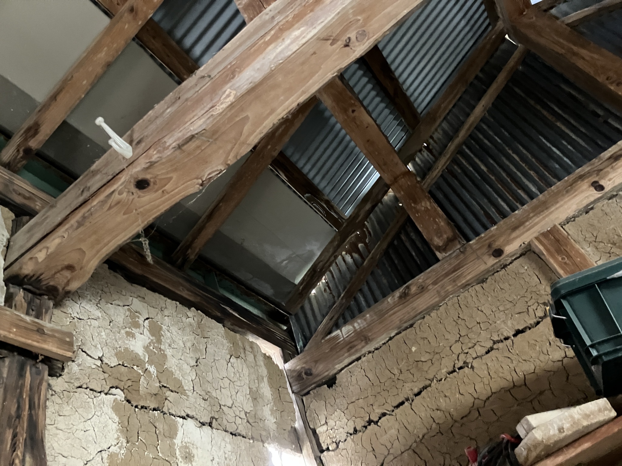 各務原市｜劣化したトタン屋根！全体がザラザラで真っ赤にサビ、釘の頭も折れて雨樋に詰まっていた